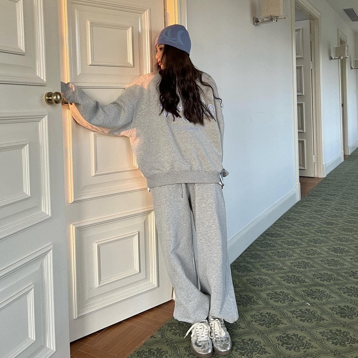 アウトドアファッション カレッジロゴ入りゆったりセットアップ