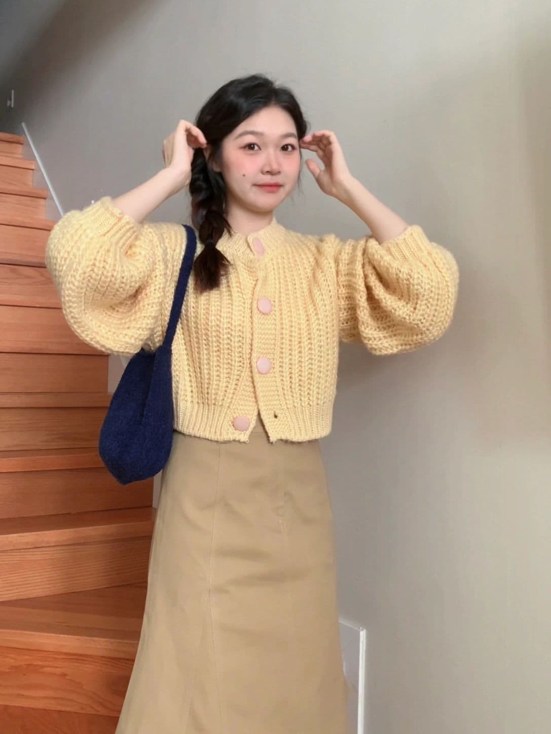 アウトドアファッション 柔らかニットカーディガンとスカートの組合せ