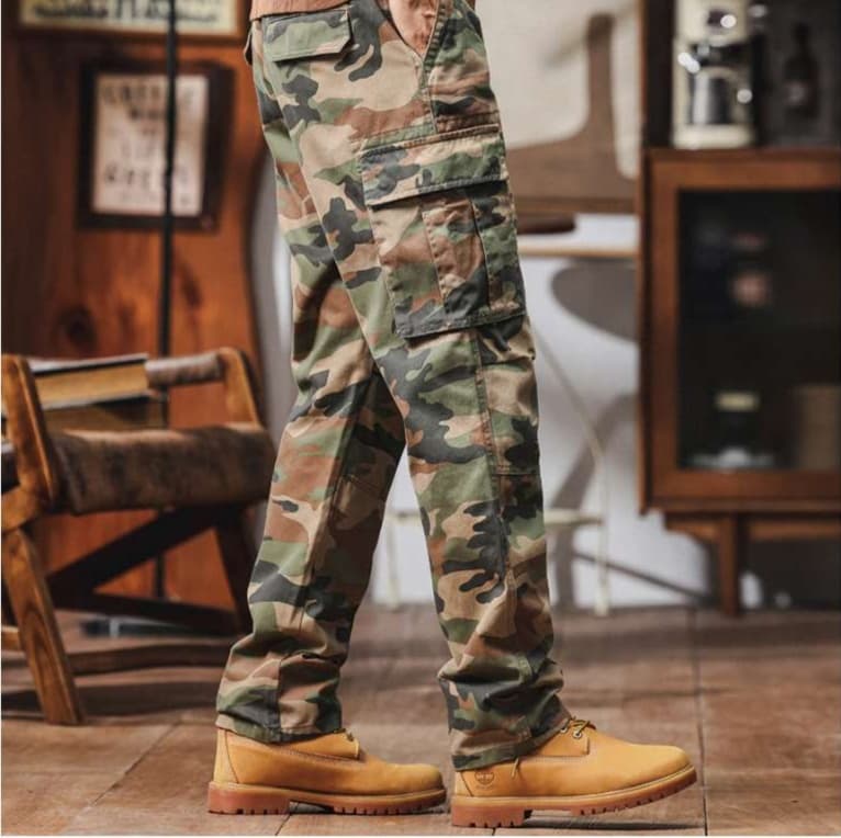 アウトドアファッション ミリタリー風カーゴパンツ