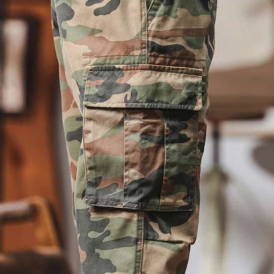 アウトドアファッション ミリタリー風カーゴパンツ