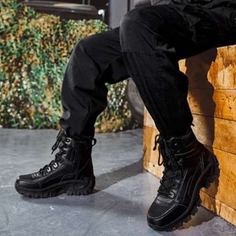アウトドアファッション 高機能トレッキングブーツ