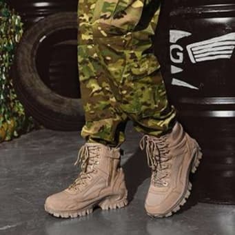 アウトドアファッション 高機能トレッキングブーツ