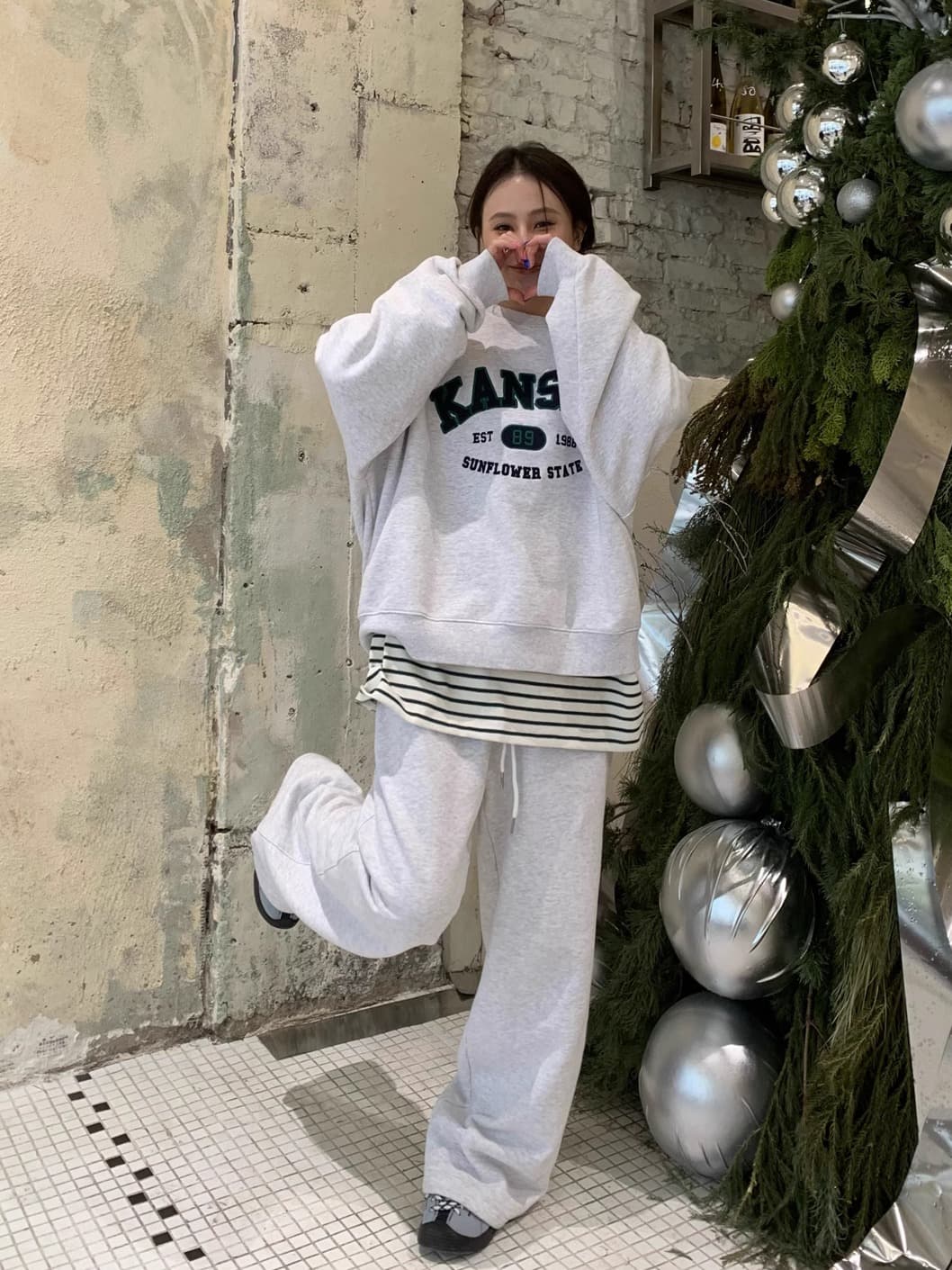 アウトドアファッション カレッジロゴ入りゆったりセットアップ