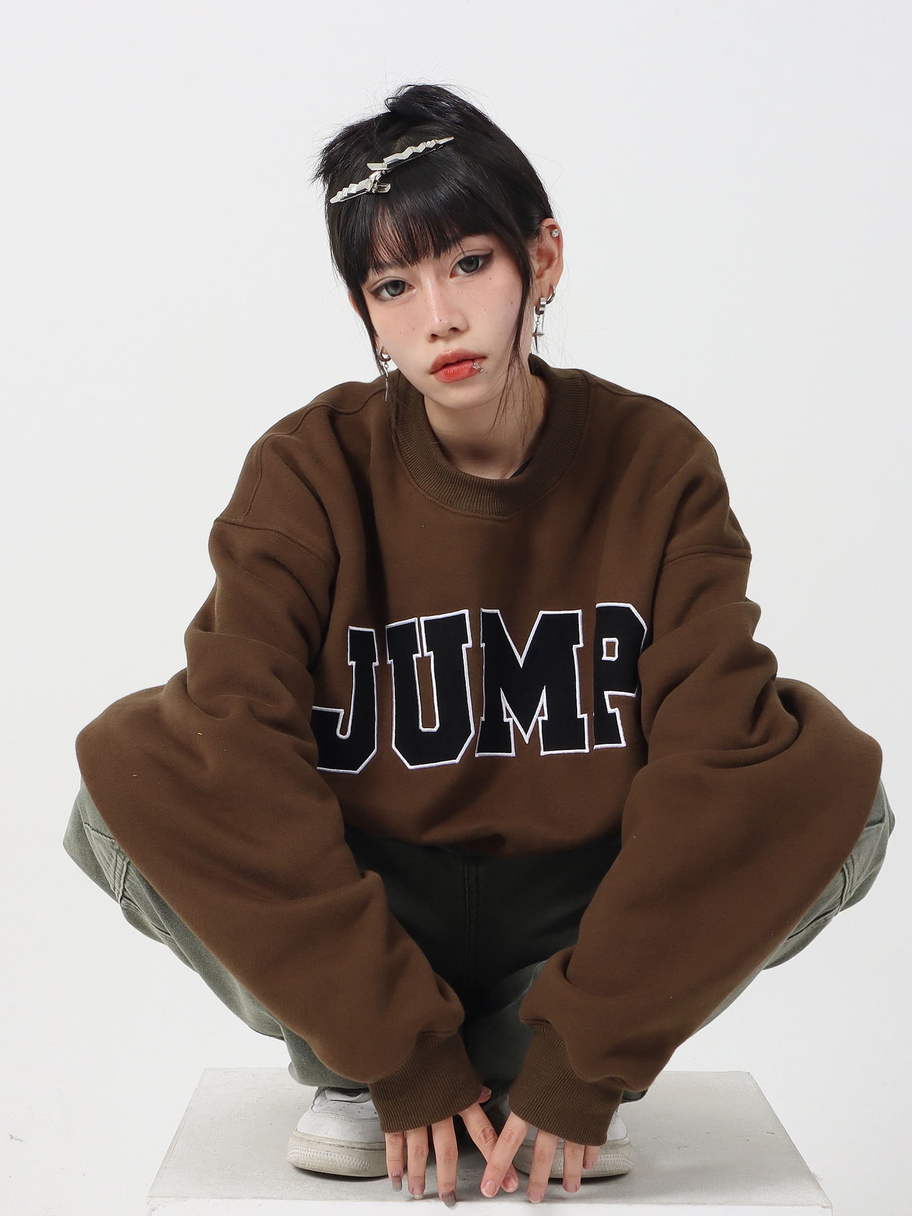 アウトドアファッション ゆったりジャンプロゴ入りスウェット