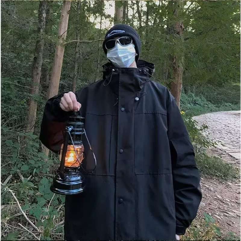 アウトドアファッション 暗闇を照らす冒険者のパーカー