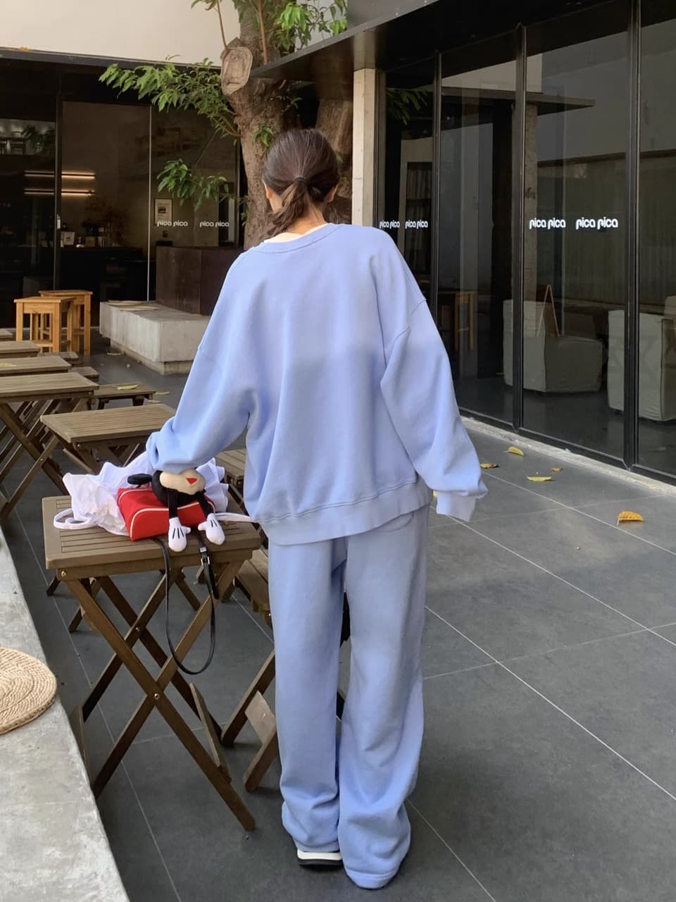 アウトドアファッション カレッジロゴ入りゆったりセットアップ