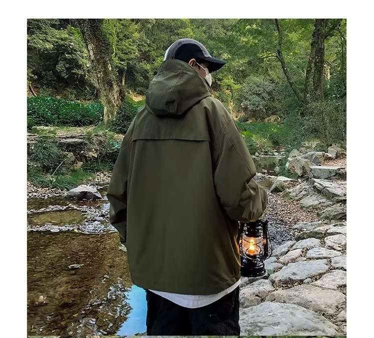 アウトドアファッション 暗闇を照らす冒険者のパーカー
