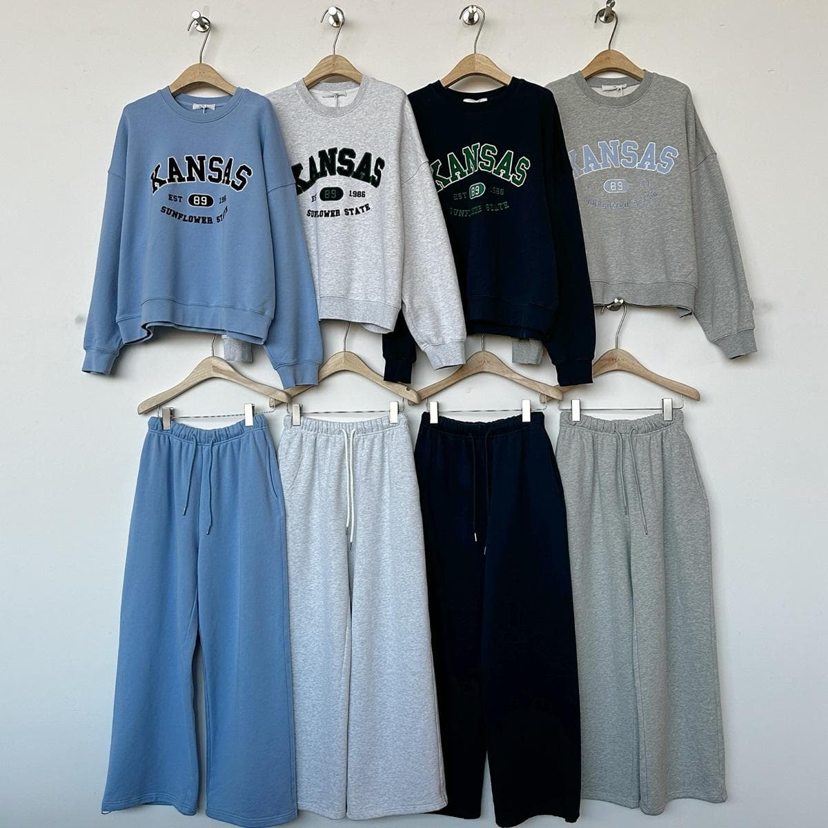 アウトドアファッション カレッジロゴ入りゆったりセットアップ