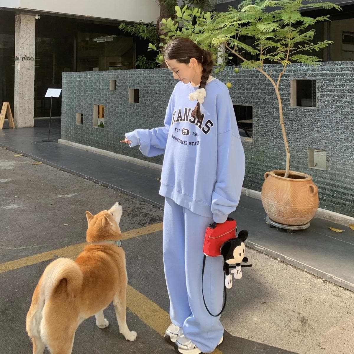 アウトドアファッション カレッジロゴ入りゆったりセットアップ