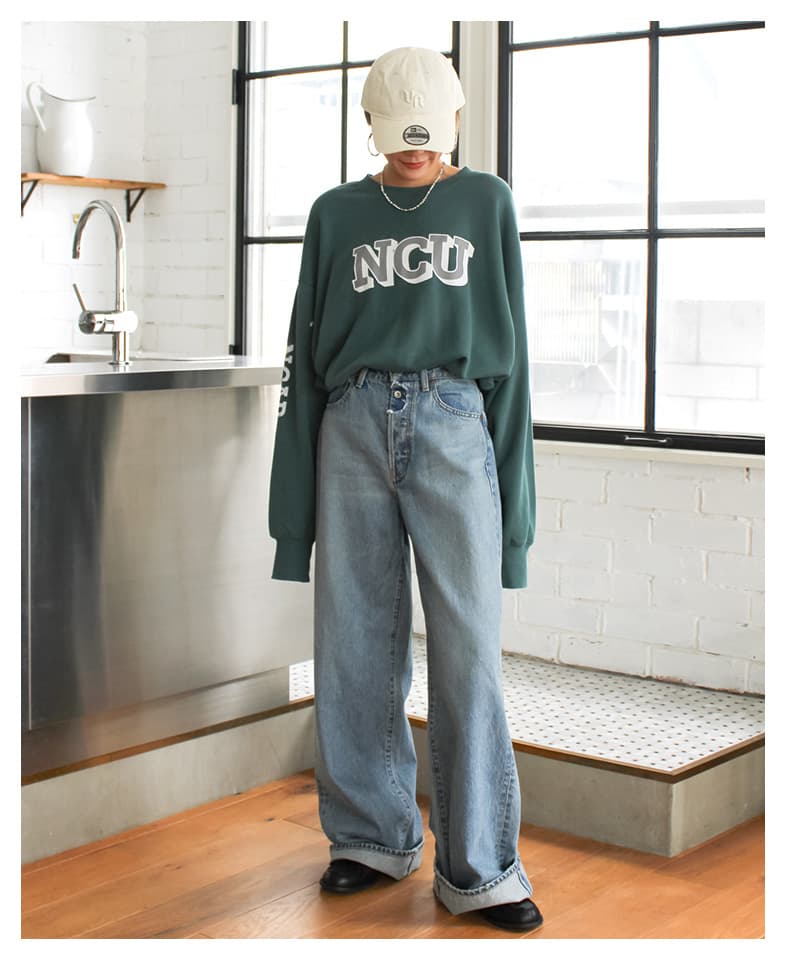 アウトドアファッション ゆったりロゴスウェットシャツ