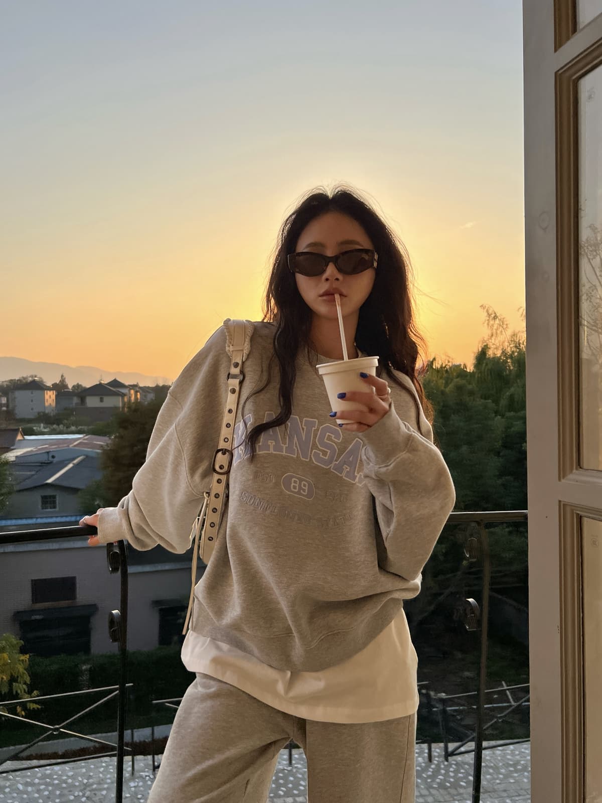 アウトドアファッション カレッジロゴ入りゆったりセットアップ