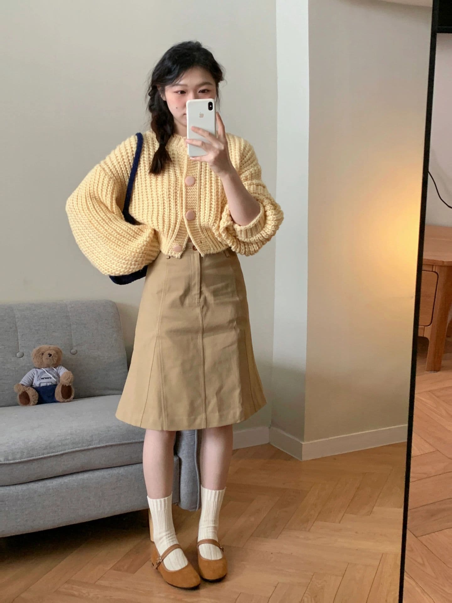 アウトドアファッション 柔らかニットカーディガンとスカートの組合せ