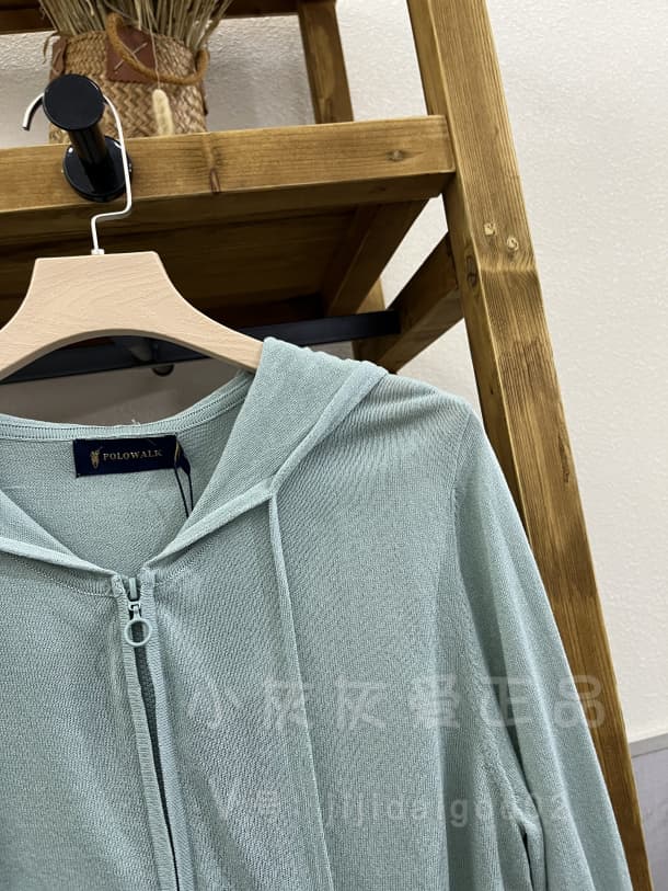 アウトドアファッション 風合いの良い薄手パーカー