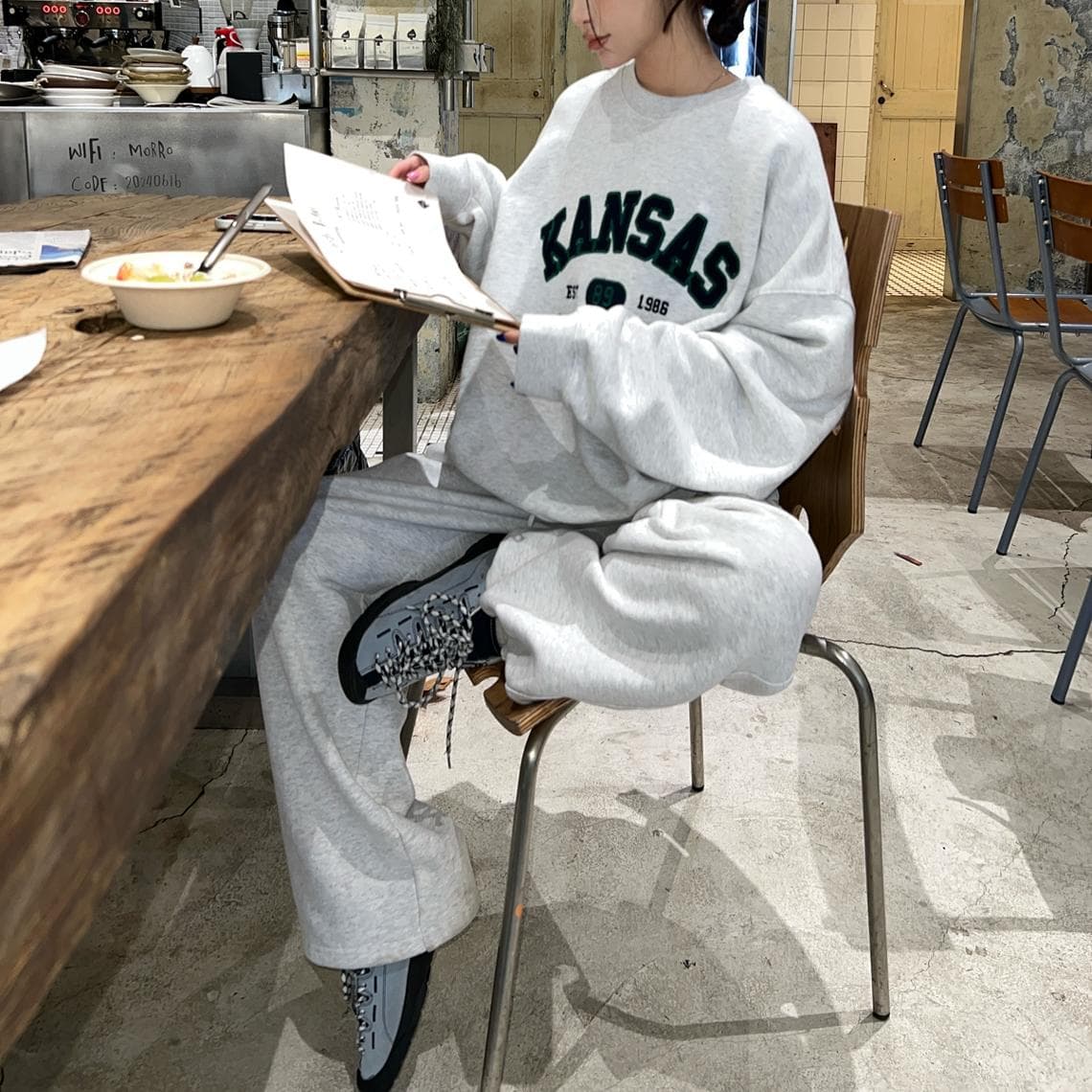 アウトドアファッション カレッジロゴ入りゆったりセットアップ