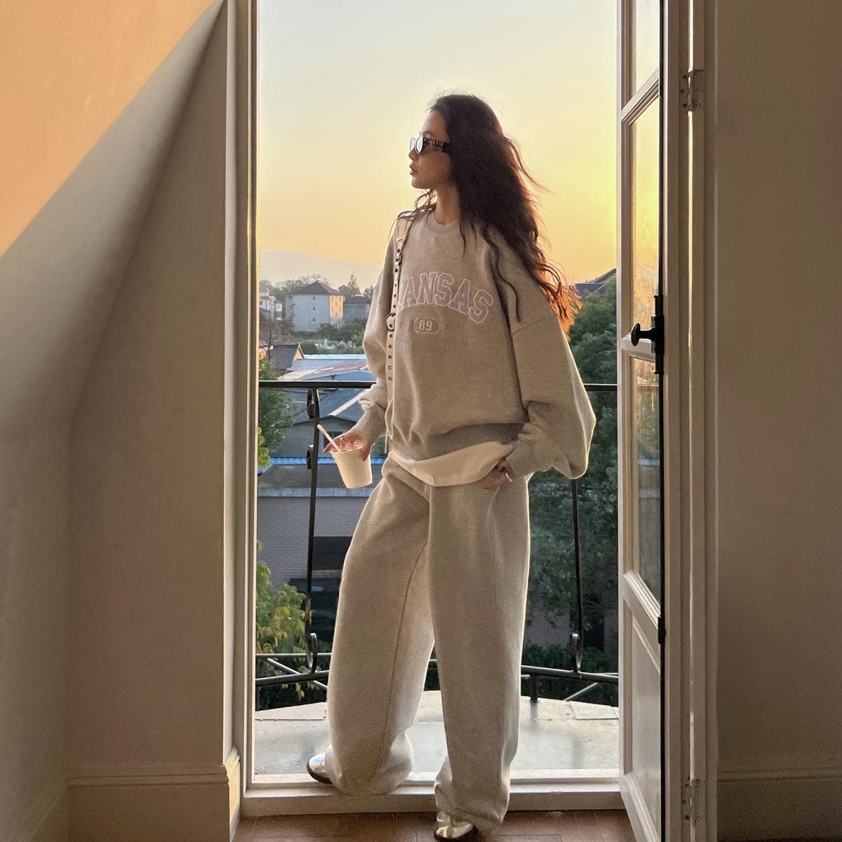 アウトドアファッション カレッジロゴ入りゆったりセットアップ