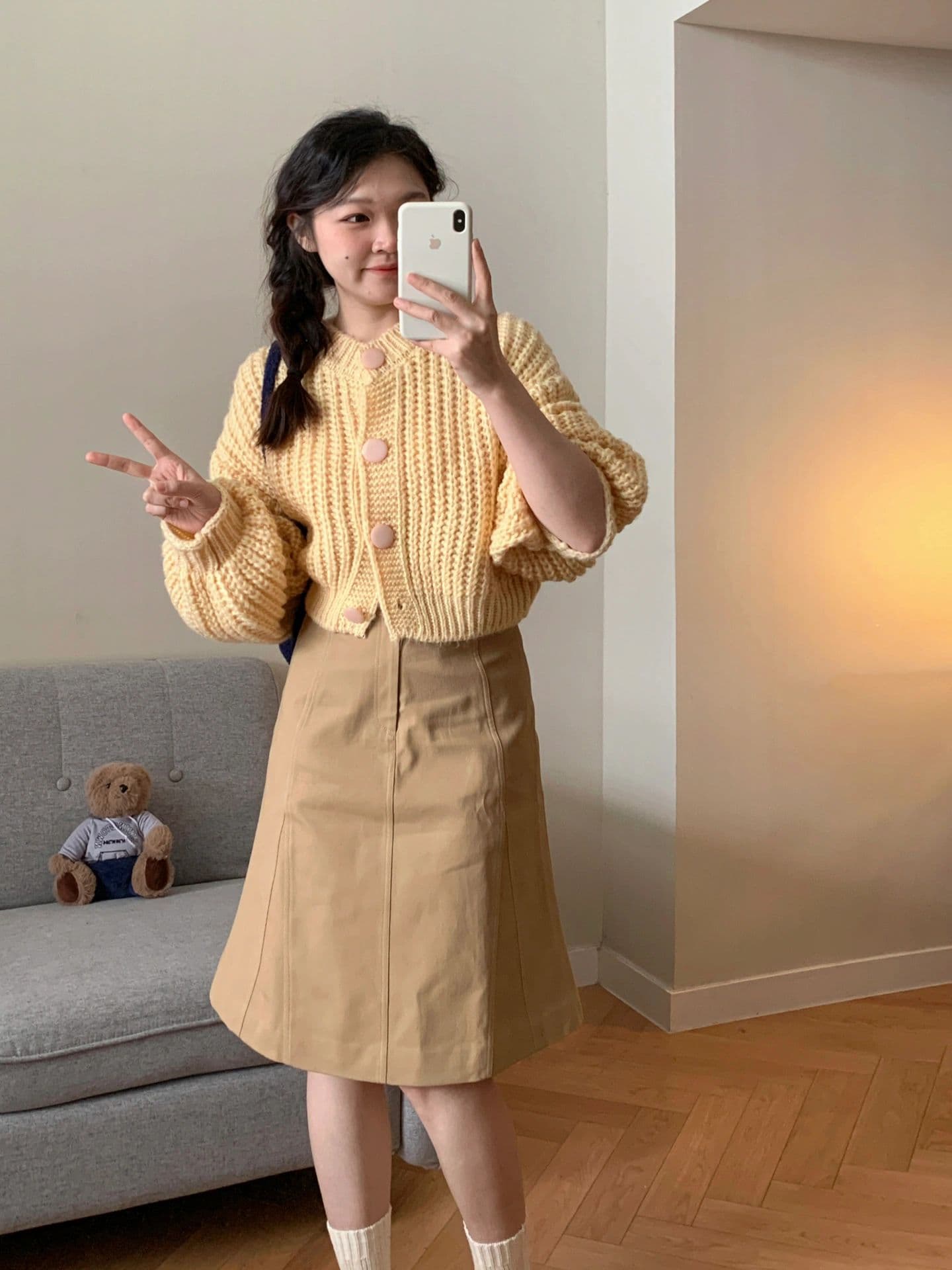 アウトドアファッション 柔らかニットカーディガンとスカートの組合せ