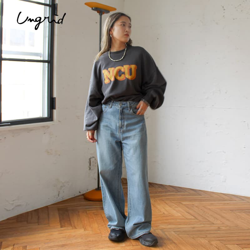 アウトドアファッション ゆったりロゴスウェットシャツ