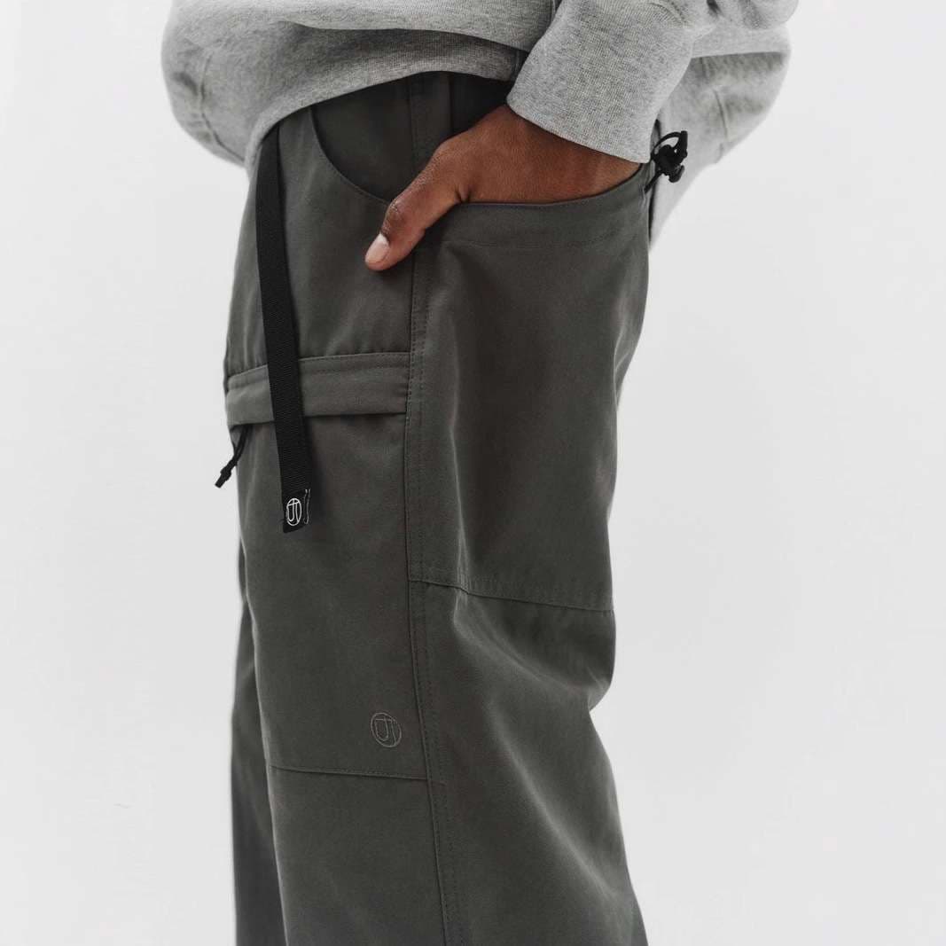 アウトドアファッション カーゴ機能付き トレッキングパンツ