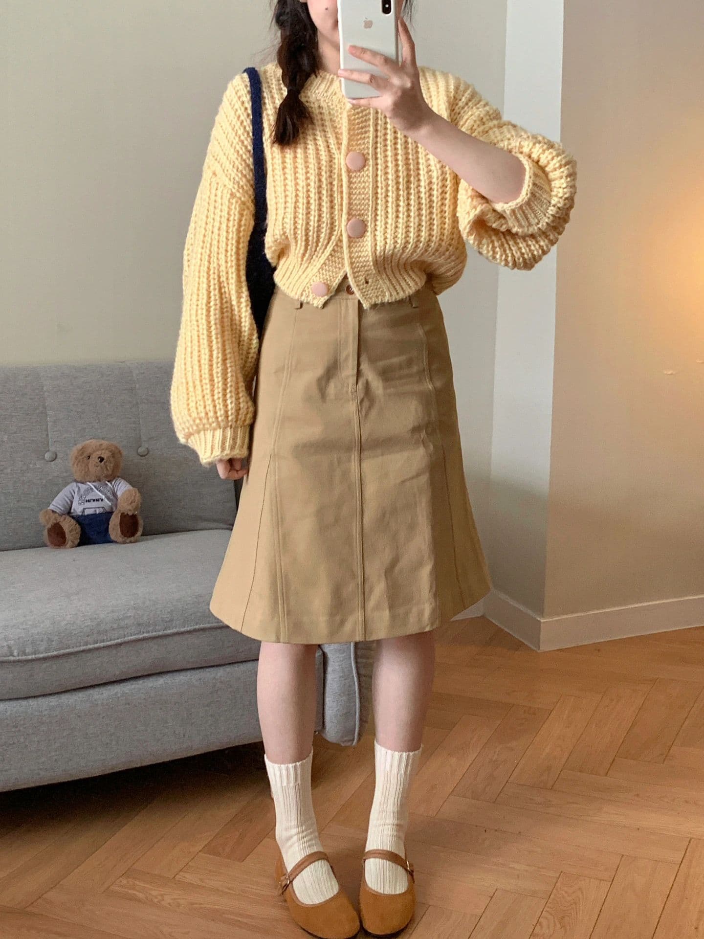 アウトドアファッション 柔らかニットカーディガンとスカートの組合せ