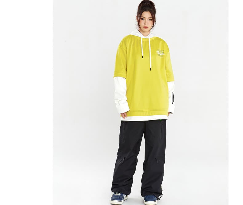 アウトドアファッション ゆったりシルエットレイヤード風パーカー