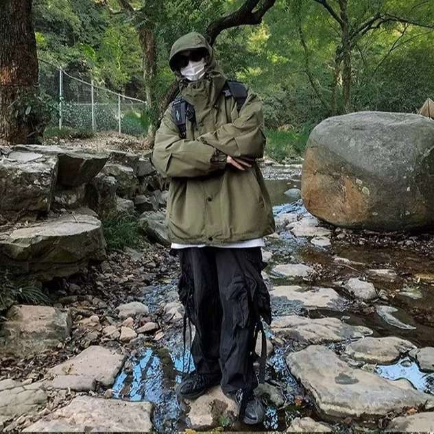 アウトドアファッション 暗闇を照らす冒険者のパーカー