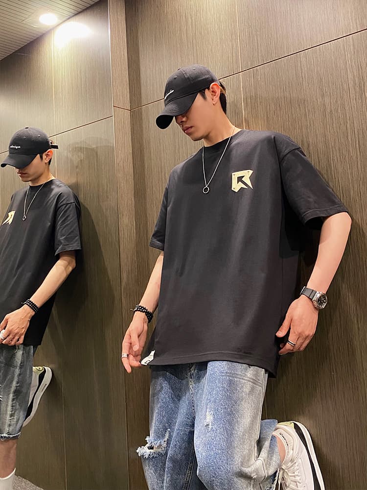 アウトドアファッション 矢印ロゴ入り特大半袖