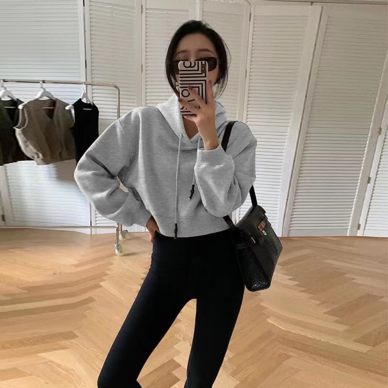 アウトドアファッション ゆったりクロップドパーカー