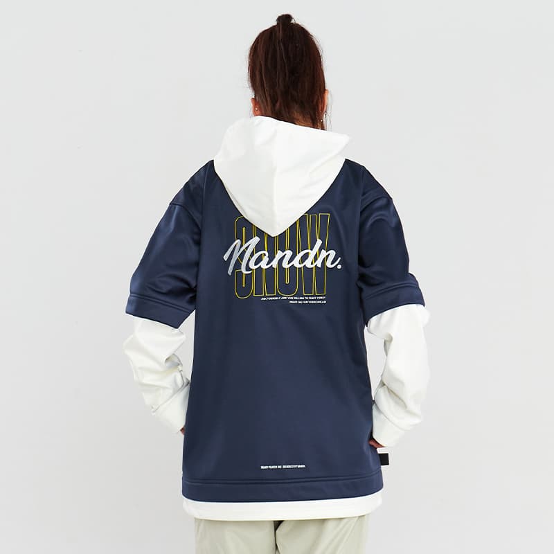 アウトドアファッション ゆったりシルエットレイヤード風パーカー