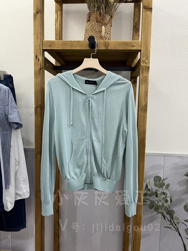 アウトドアファッション 風合いの良い薄手パーカー