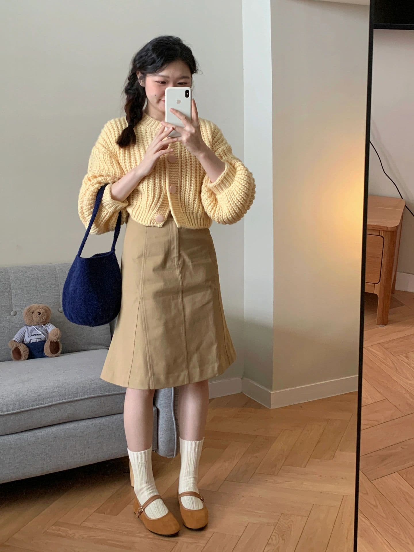 アウトドアファッション 柔らかニットカーディガンとスカートの組合せ