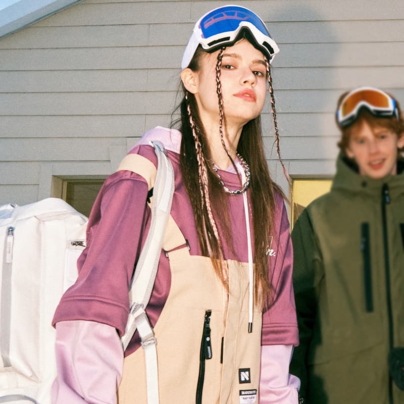 アウトドアファッション ゆったりシルエットレイヤード風パーカー