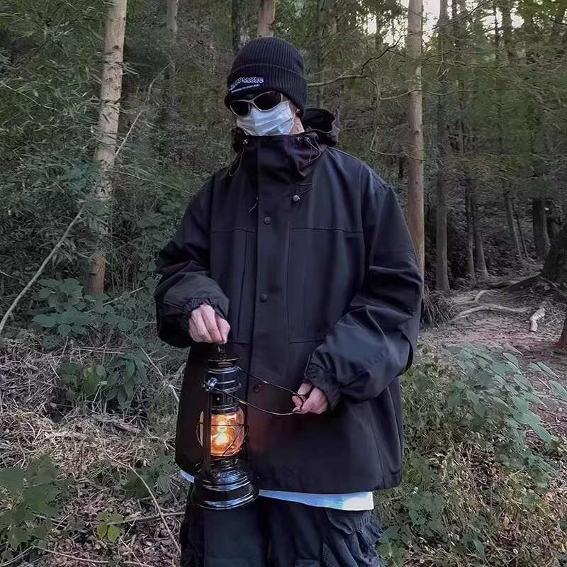 アウトドアファッション 暗闇を照らす冒険者のパーカー