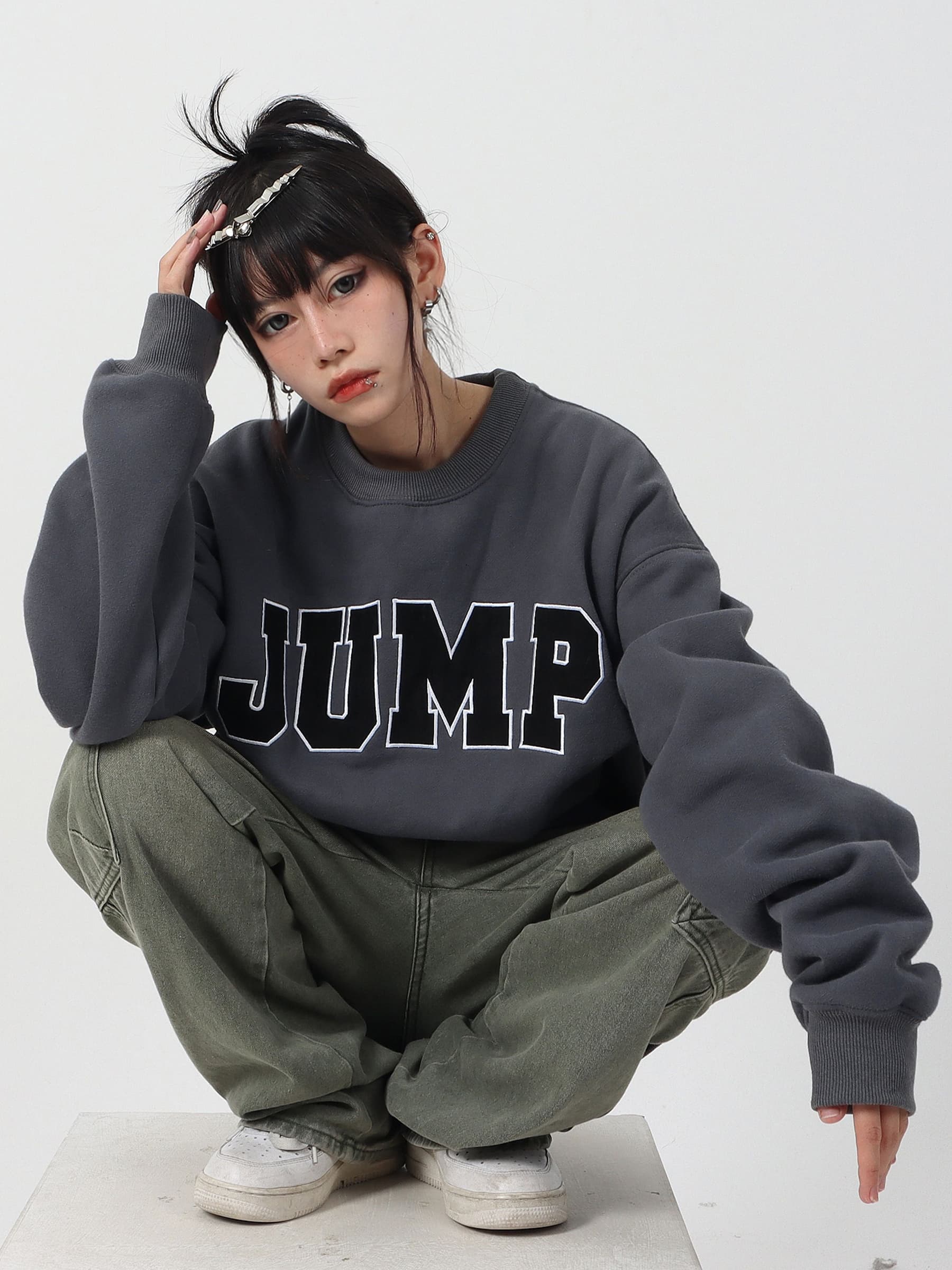 アウトドアファッション ゆったりジャンプロゴ入りスウェット